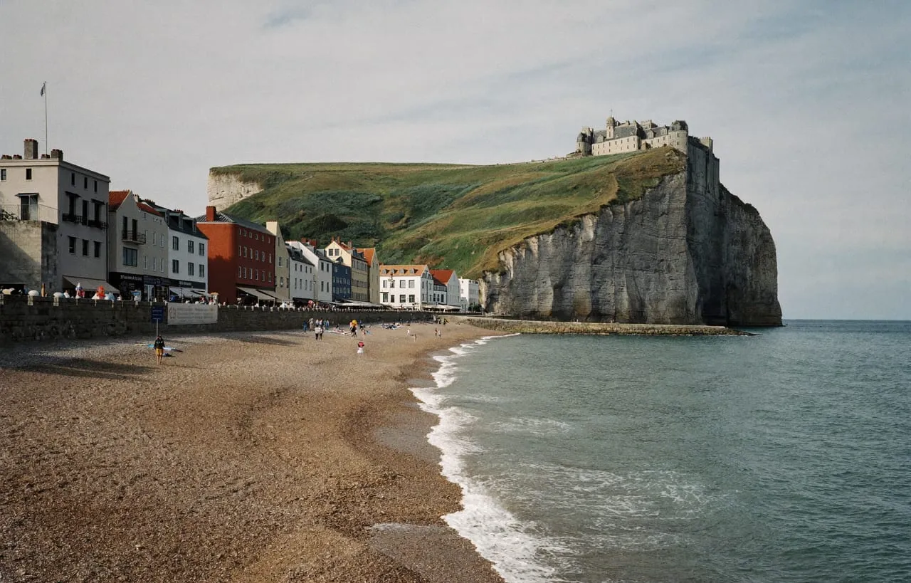 Le front de mer de Dieppe, ses falaises de craie et son château sur la côte d'Albâtre